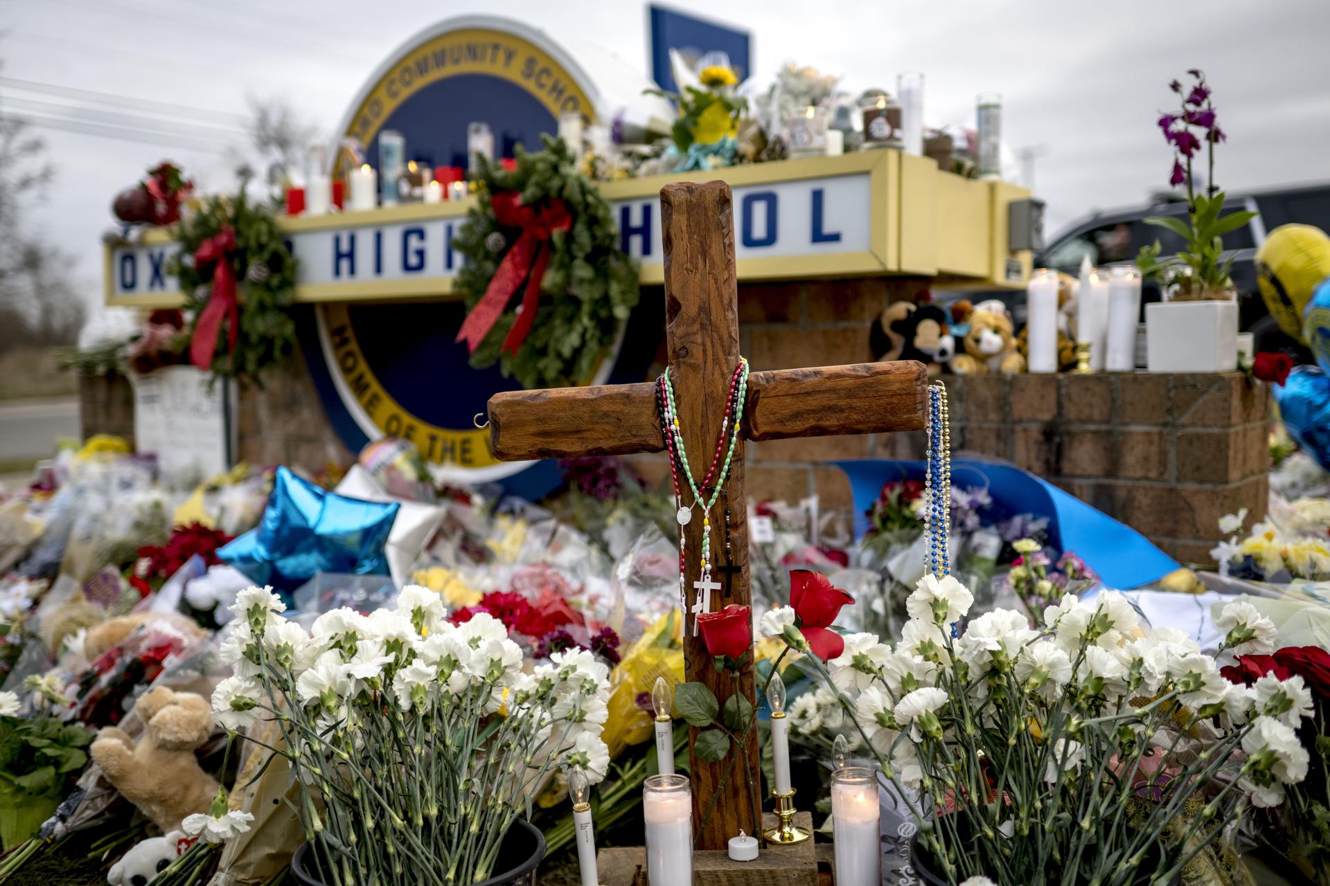 Condenan a hasta 15 años por homicidio involuntario a padres de menor en EEUU por tiroteo