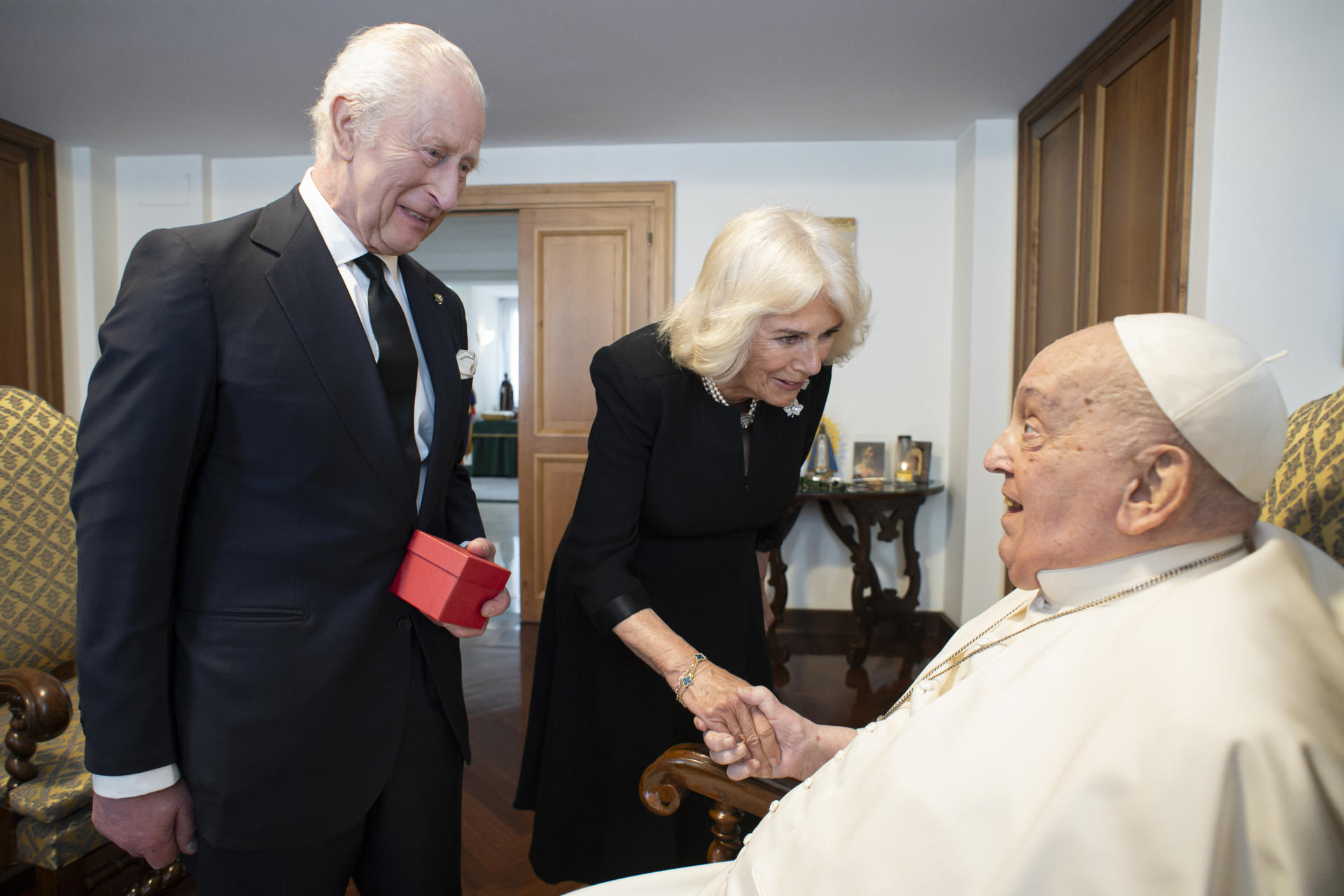 El Vaticano publica la foto del papa Francisco sin oxígeno con los reyes Carlos y Camila