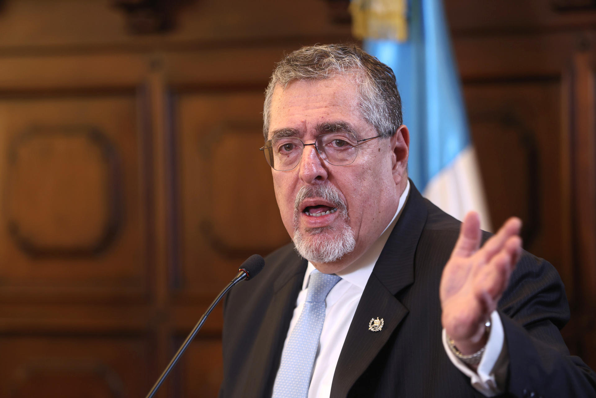El presidente de Guatemala promete que el asesinato de nueve policías no quedará impune
