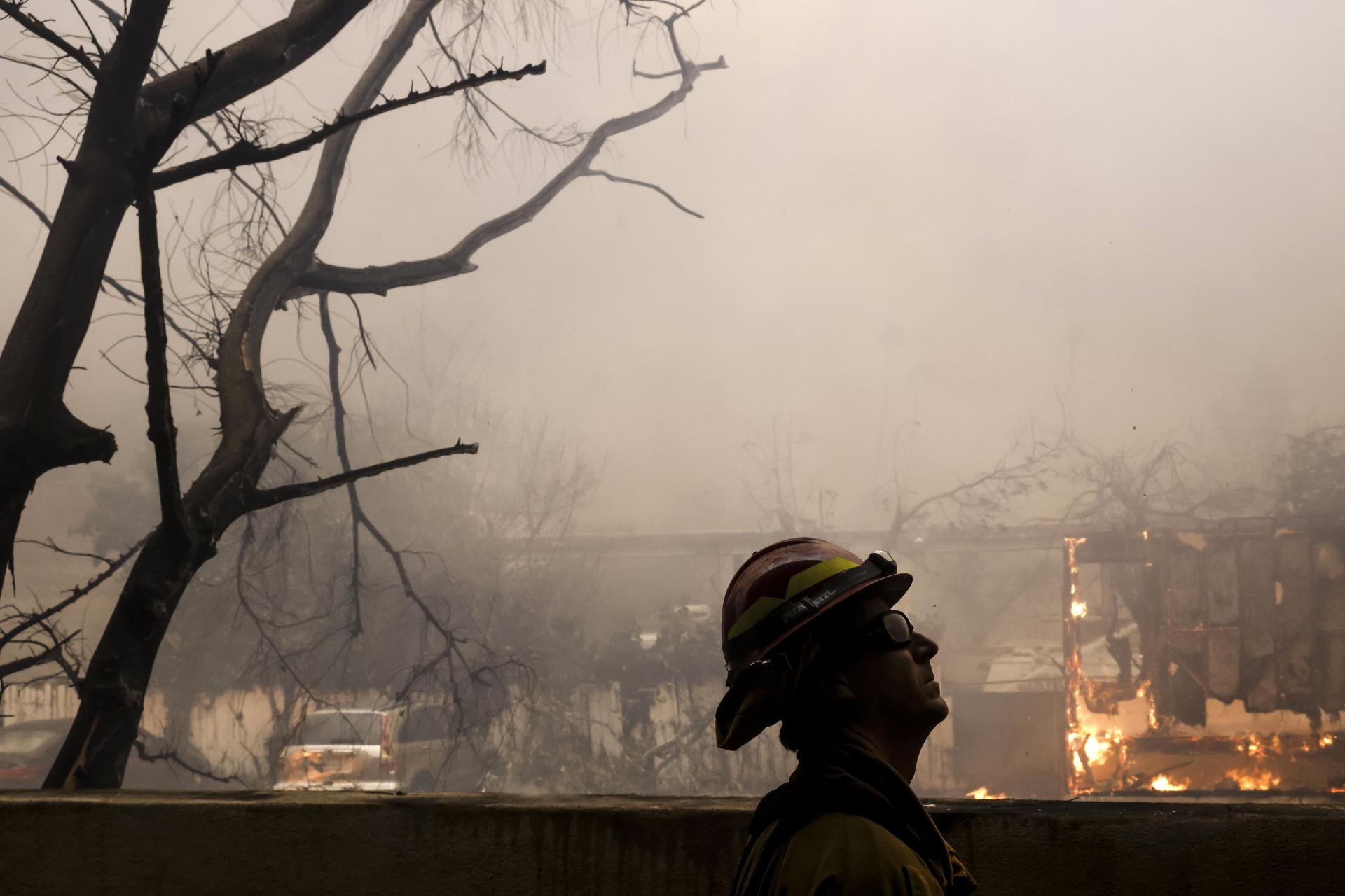 Diez muertos y más de 10.000 estructuras en cenizas por los incendios activos de Los Ángeles