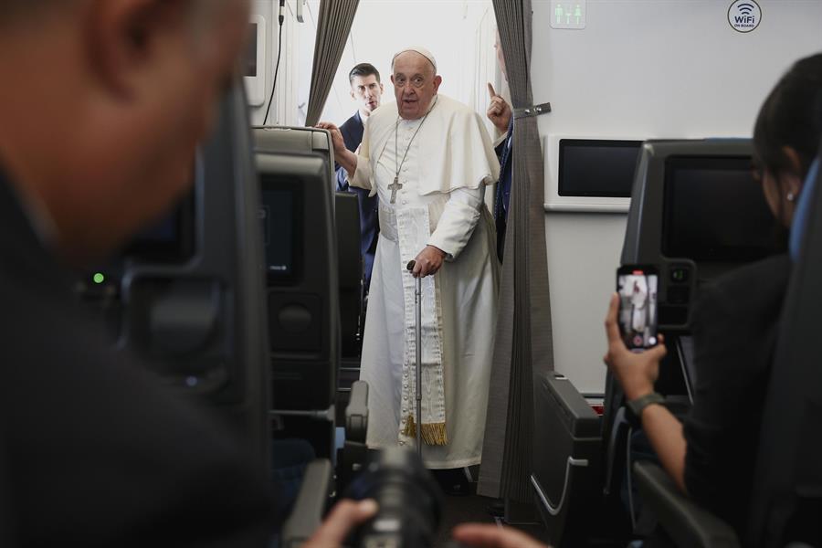 El papa pide diálogo en Venezuela y asegura que «las dictaduras siempre acaban mal»