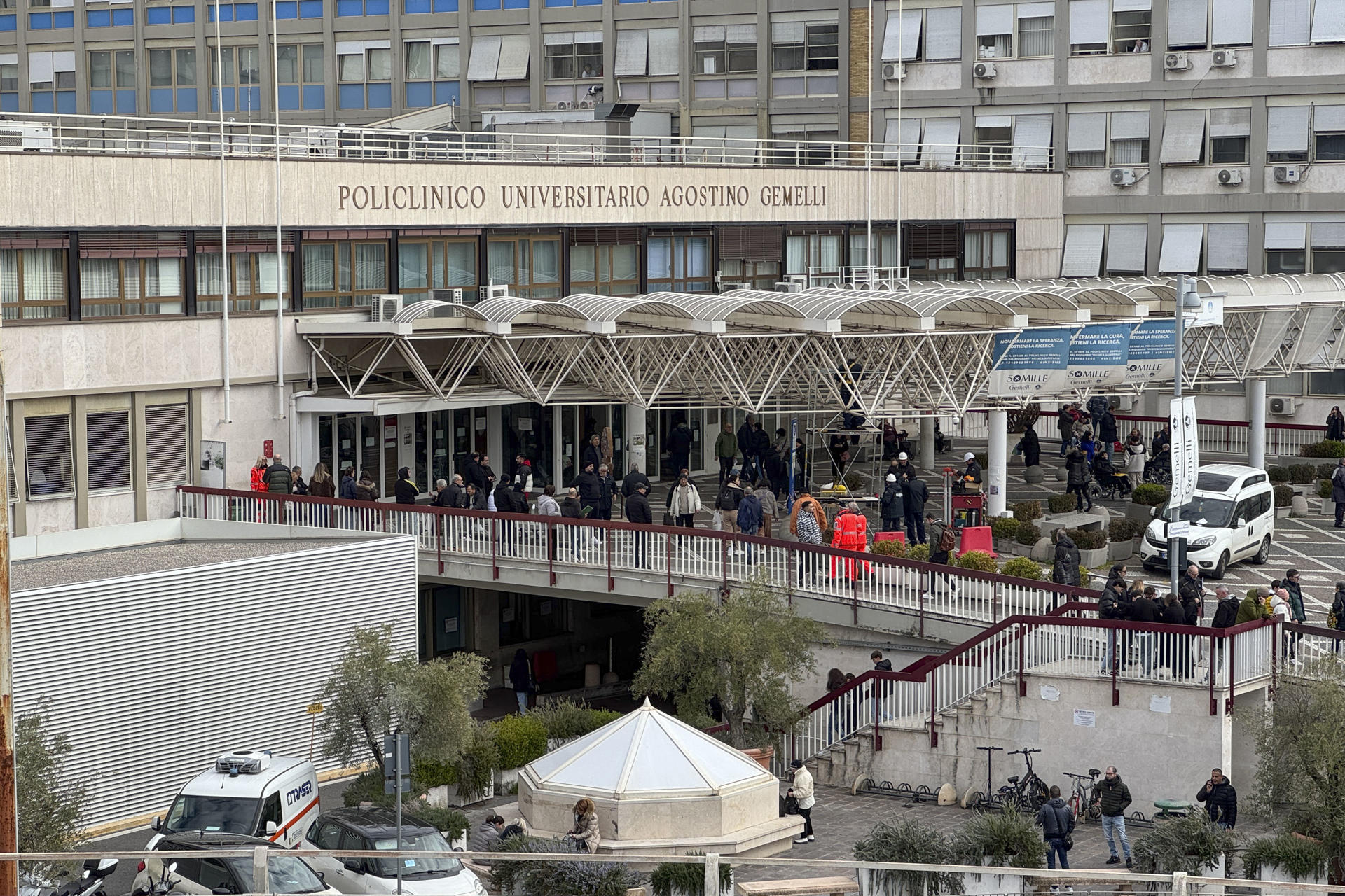 El cuadro clínico del papa «es complejo» y requerirá «una hospitalización adecuada»