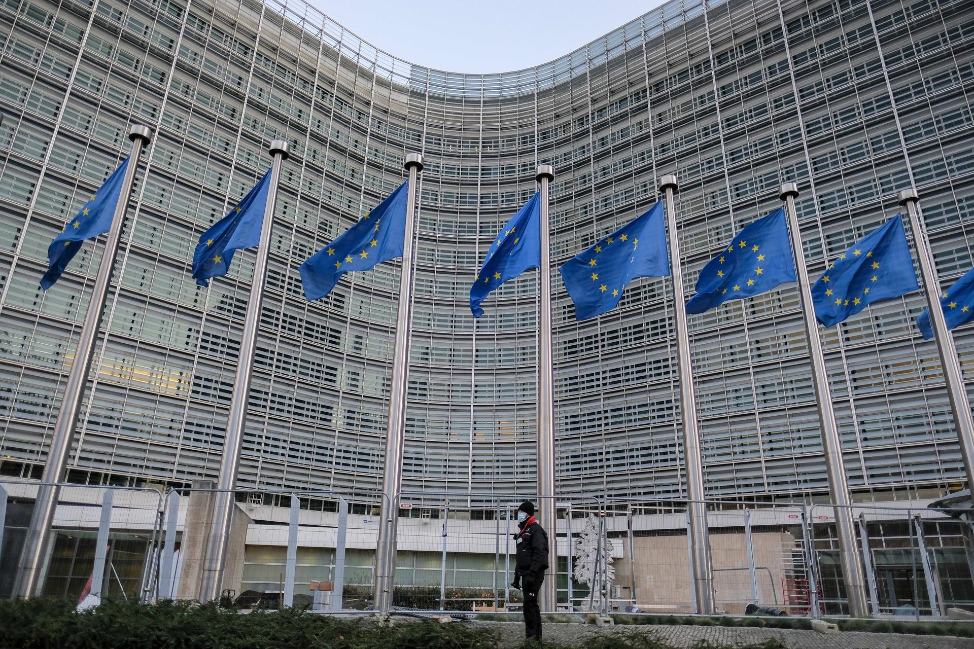 Bruselas confía en que EE. UU. cumpla «lo antes posible» el resto de su acuerdo comercial