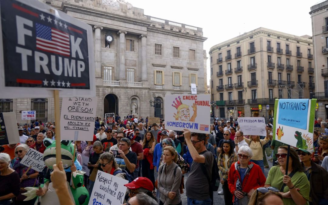 Unos 300 estadounidenses protestan en Madrid contra la «tiranía» de Trump