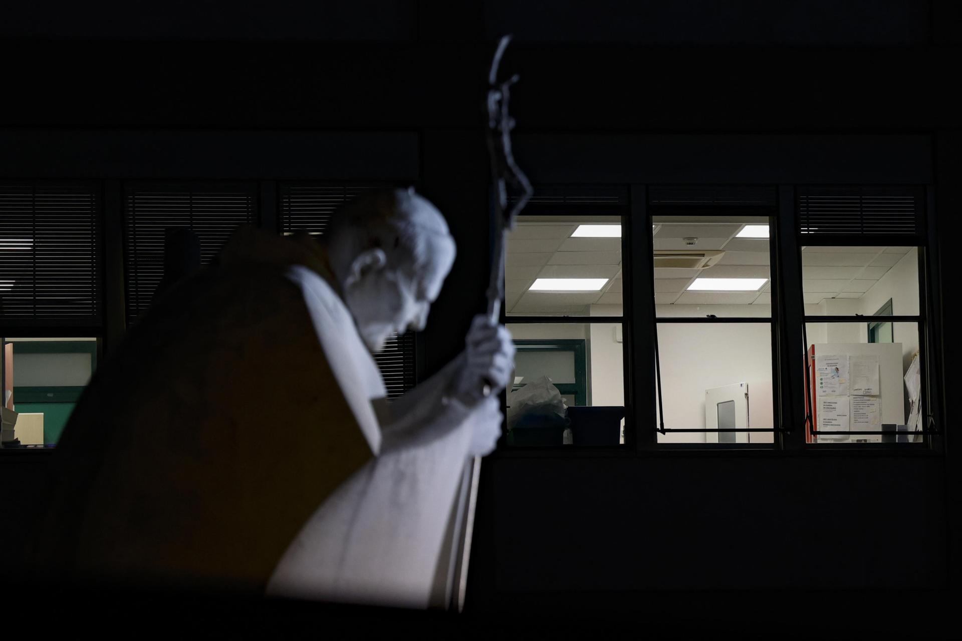 La salud del papa sigue mejorando y ya no necesita la ventilación mecánica por las noches