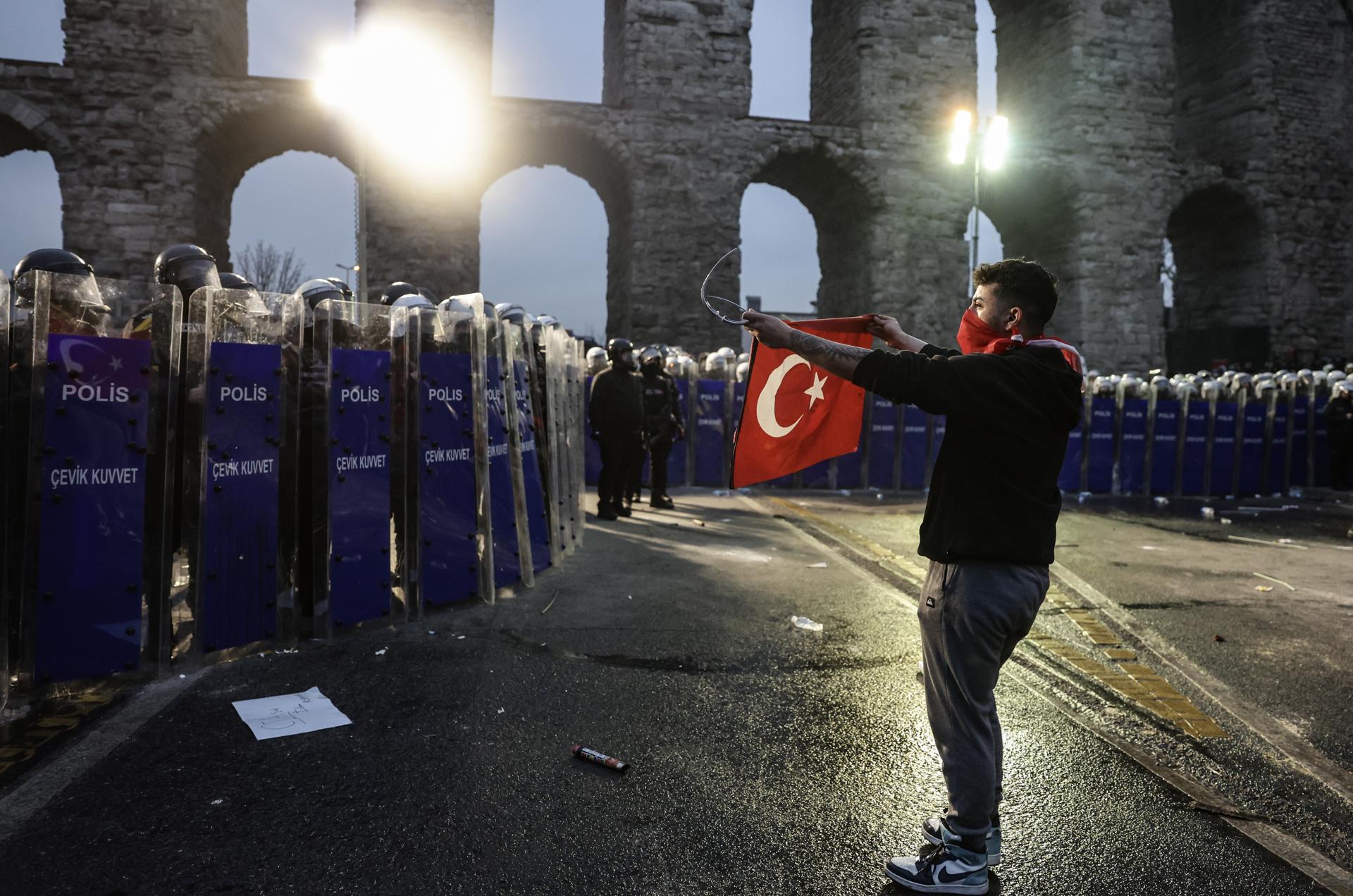 Las claves de las protestas multitudinarias en Turquía que desafían el poder de Erdogan