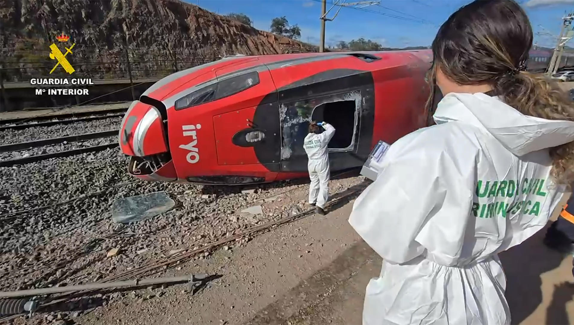 Autoridades españolas buscan las causas del choque de dos trenes, con al menos 40 muertos