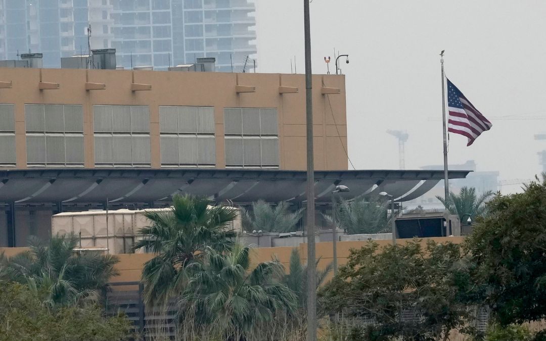 La embajada estadounidense en Bagdad recibe el impacto de un dron que provocó un incendio