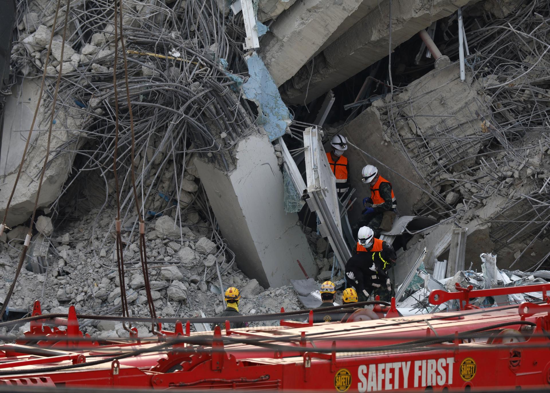 Bangkok encuentra más cadáveres en la torre derrumbada once días después del terremoto