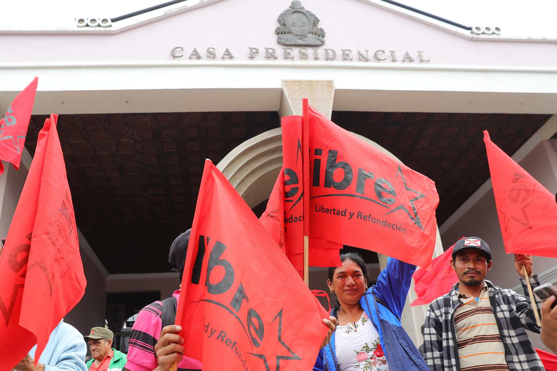 Presidenta hondureña pide a Policía «cerrar el paso» a intentos de ruptura constitucional