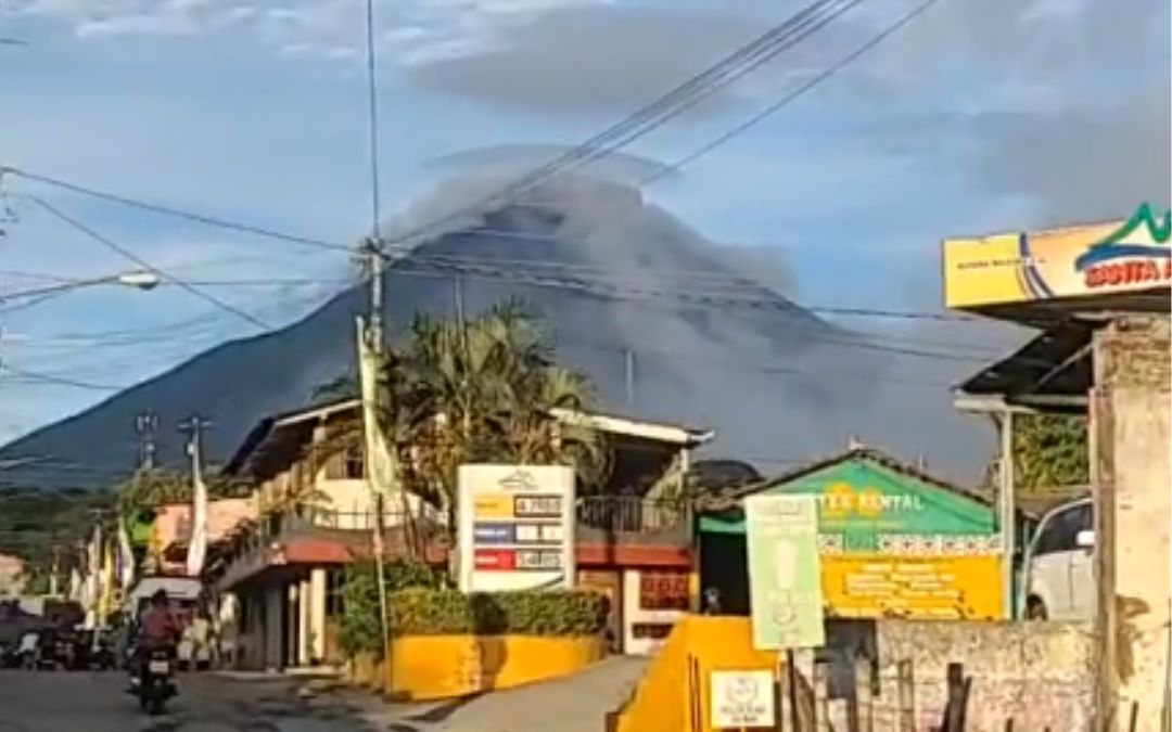 El volcán Concepción registra nueva expulsión de gases y cenizas