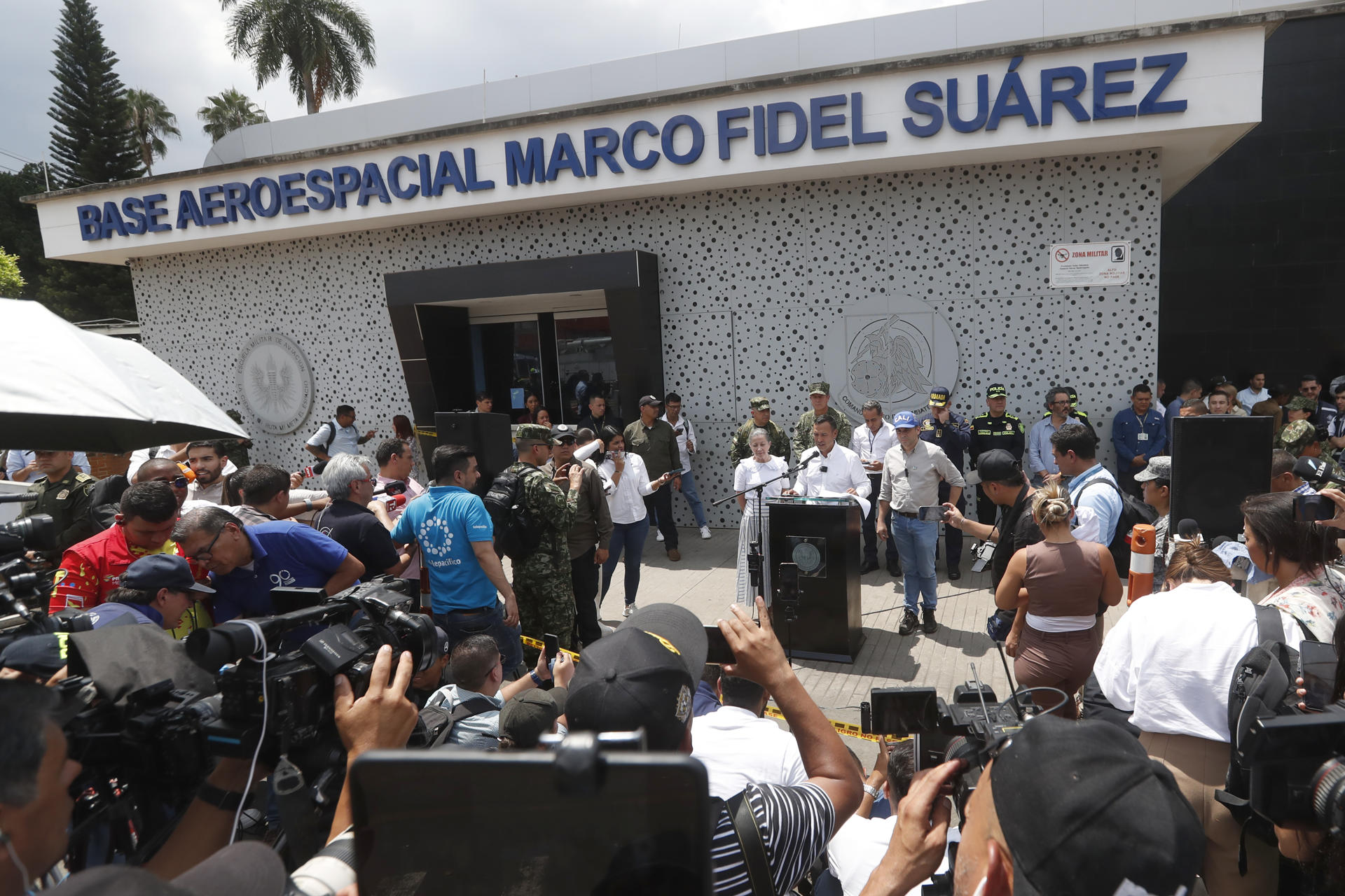 El conflicto marca la campaña electoral colombiana mientras avanzan pesquisas de atentados