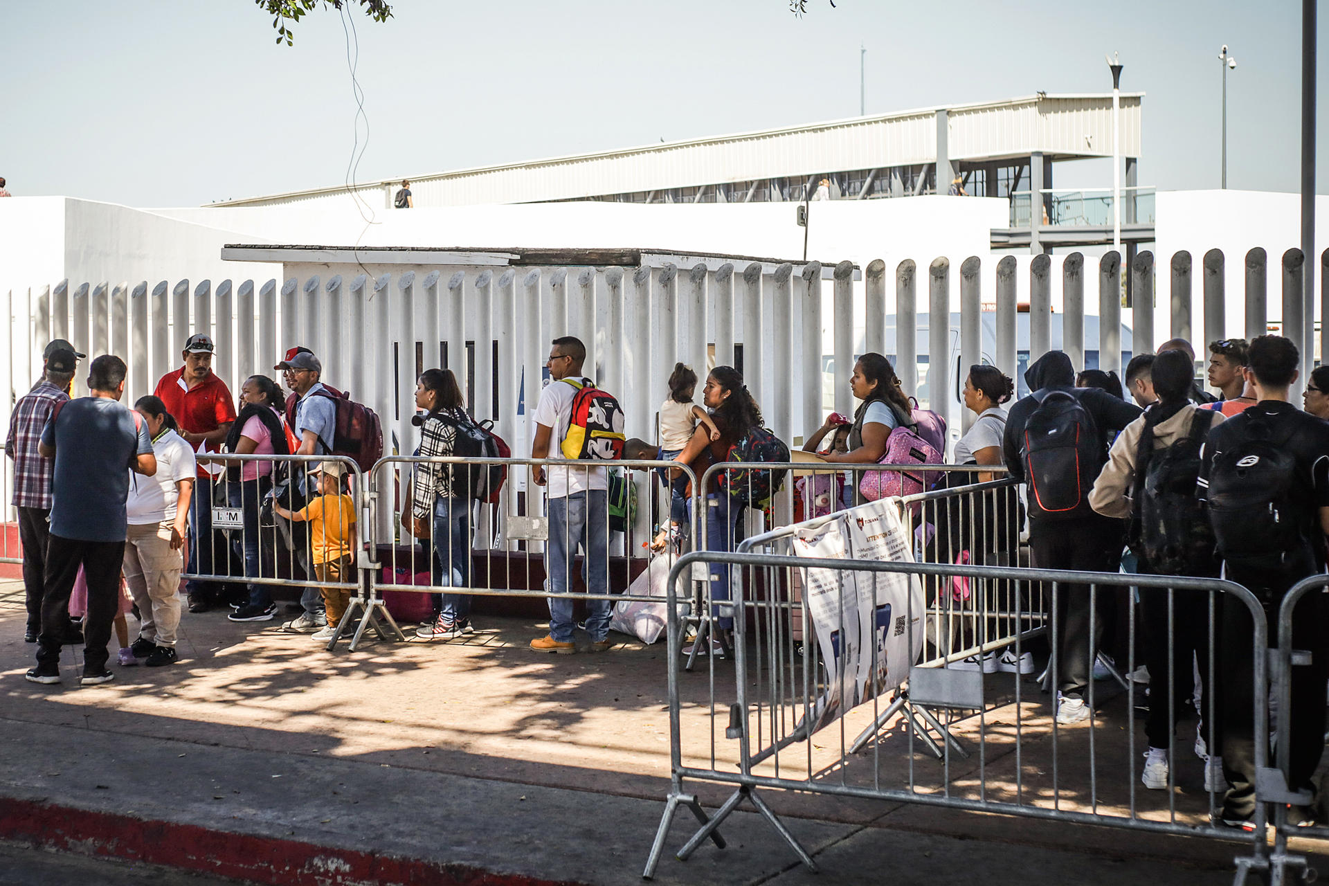 Mayoría en EEUU respalda ciudadanía para migrantes y revisión de antecedentes, dice sondeo