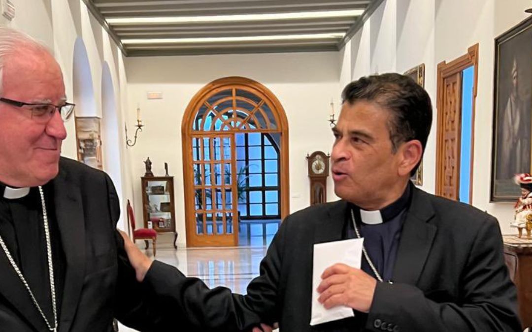 Monseñor Álvarez reaparece en España