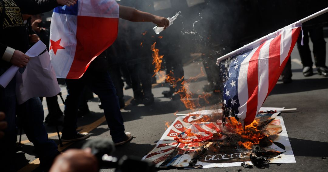 Manifestantes protestan contra la presencia de Marco Rubio en Panamá