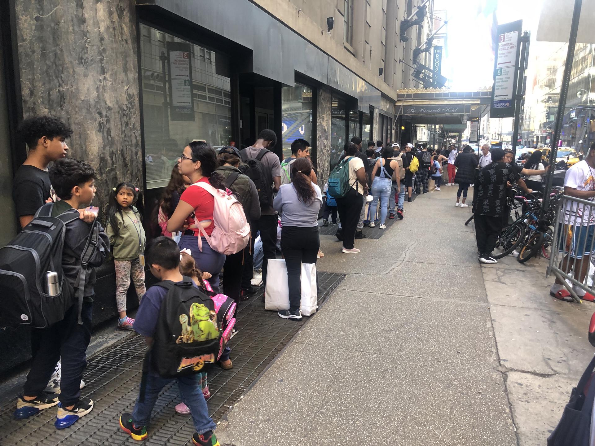 El hotel Roosevelt finaliza su misión como refugio de inmigrantes en Nueva York