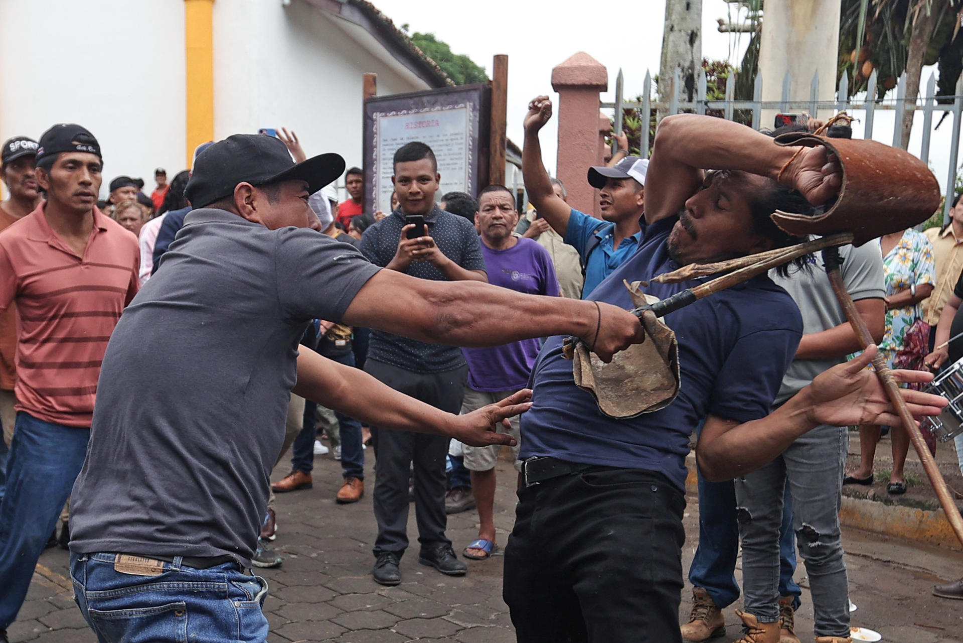Tradición de ‘Los Chinegros’: devoción y latigazos en San Juan de Oriente, Nicaragua