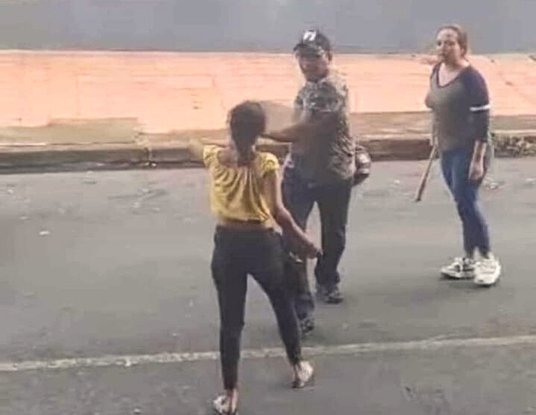 Trabajadora de alcaldía y su esposo acusados por intentar matar a una motociclista durante una persecución