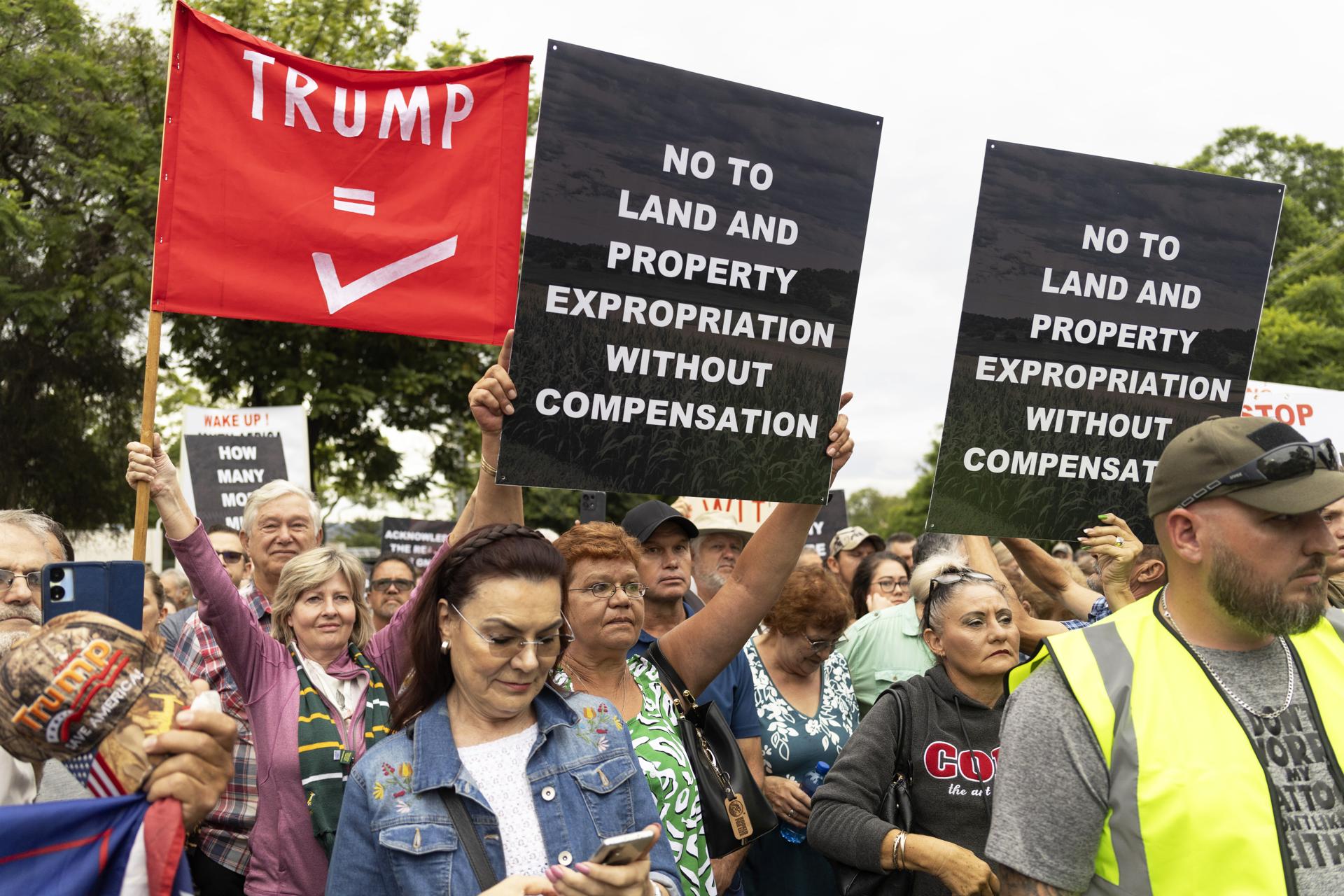 Cientos de sudafricanos blancos se manifiestan en apoyo a Trump en Pretoria