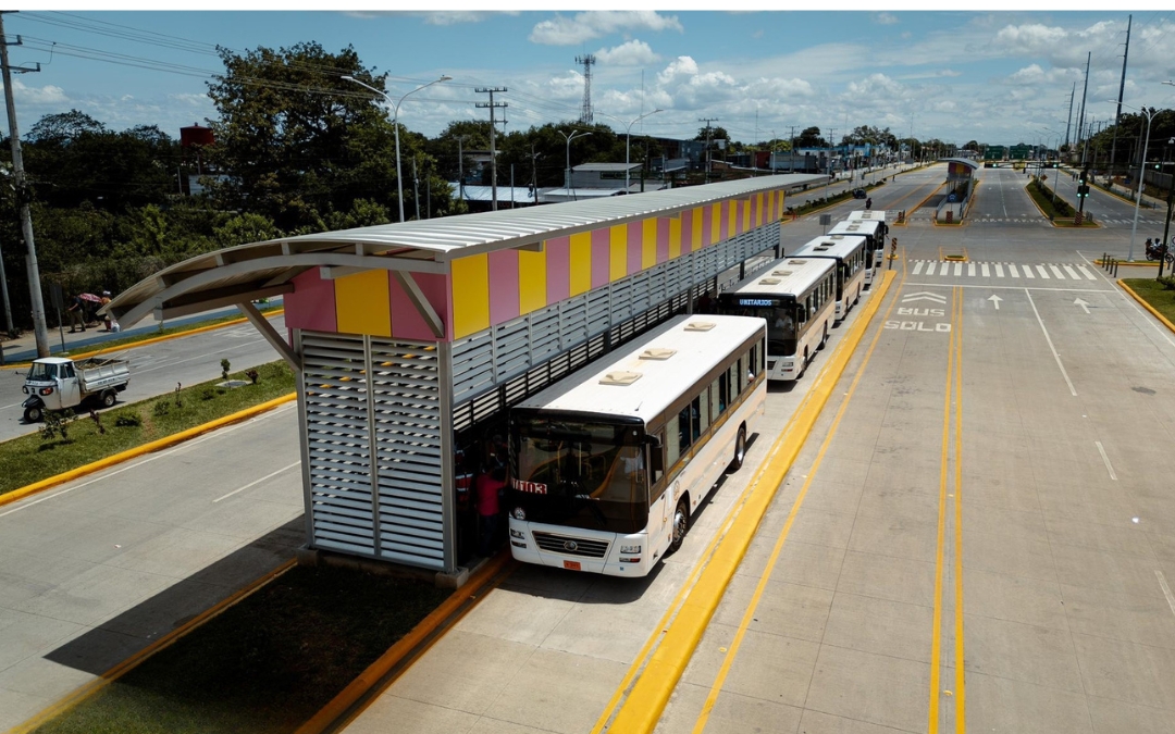 Ordenamiento vs sobrevivencia: la polémica por los vendedores en las nuevas paradas de buses en Managua