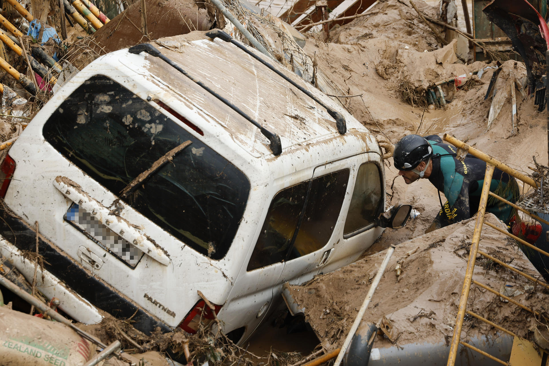 España envía 10.000 efectivos más para buscar desaparecidos por el temporal en Valencia