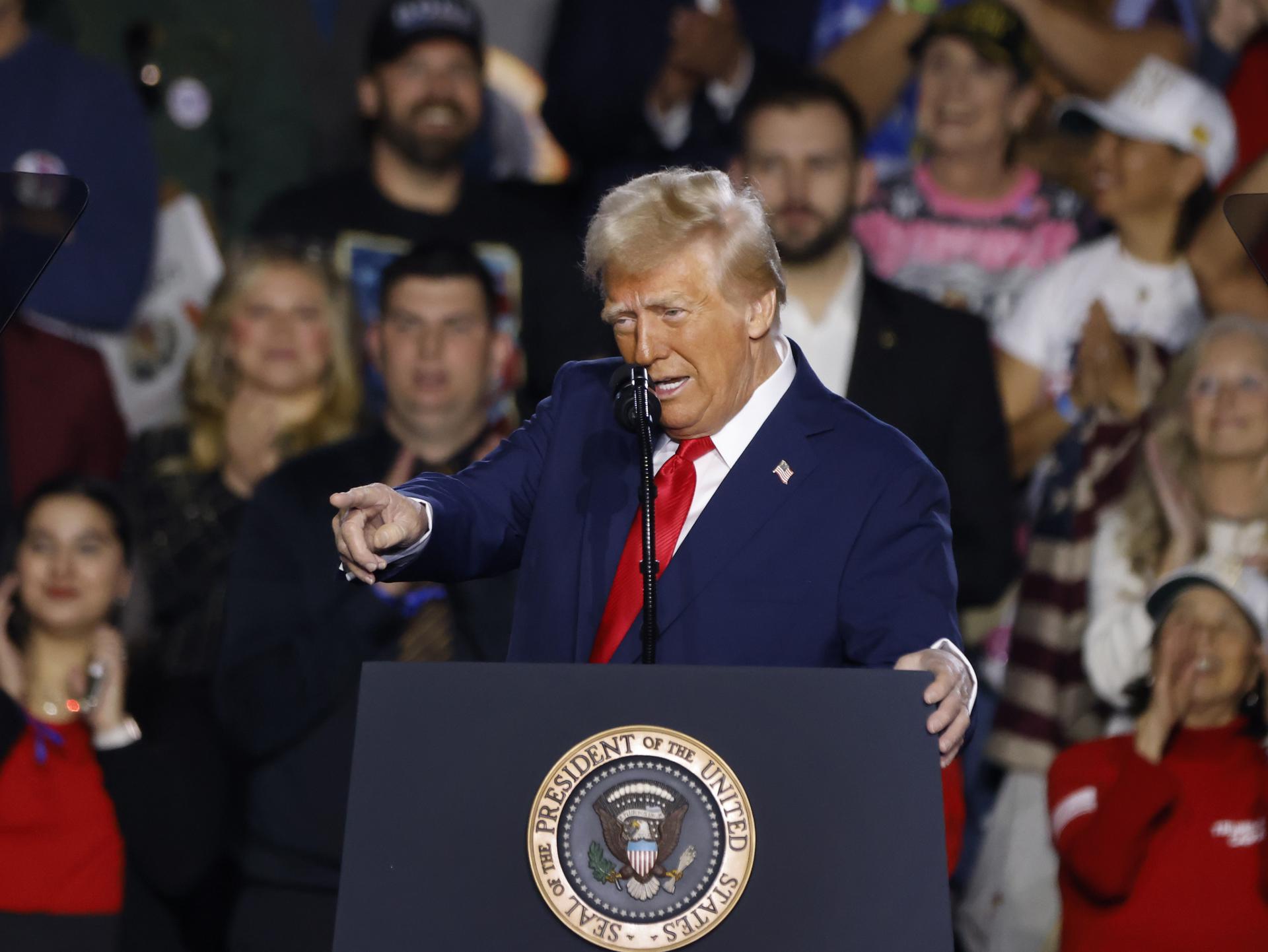 Trump impone aranceles del 25 % a Colombia por rechazar vuelos de deportación