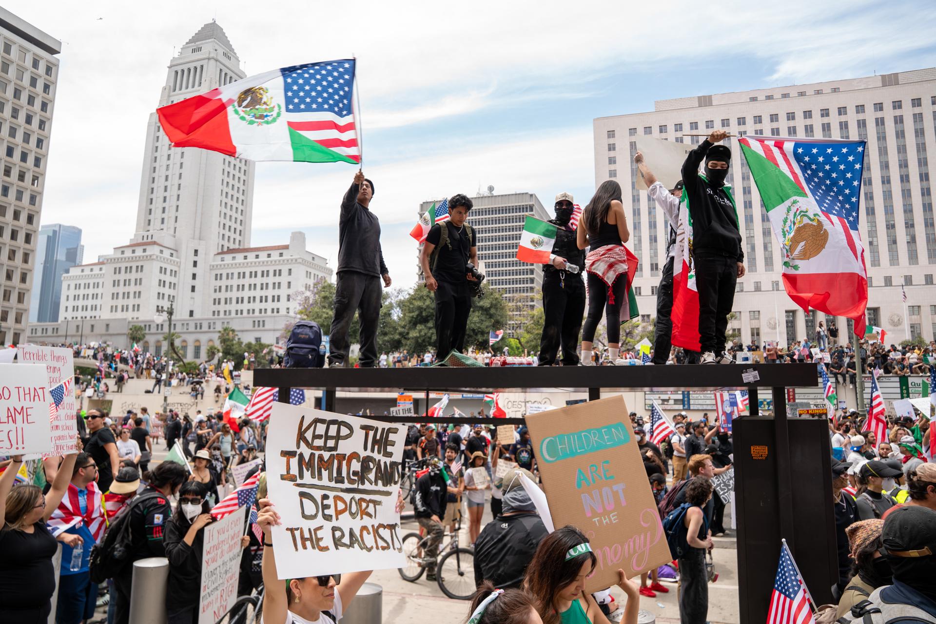Los Ángeles ruge en la mayor protesta contra Trump: «El pueblo unido jamás será vencido»