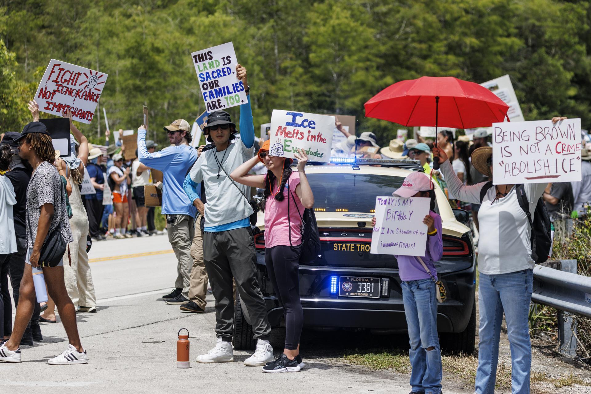 Masiva protesta contra cárcel migratoria ‘Alligator Alcatraz’ en vísperas de su apertura