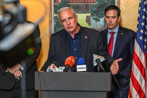 Congresista defiende centro de detención del ICE en Miami donde migrantes exclaman ‘SOS’