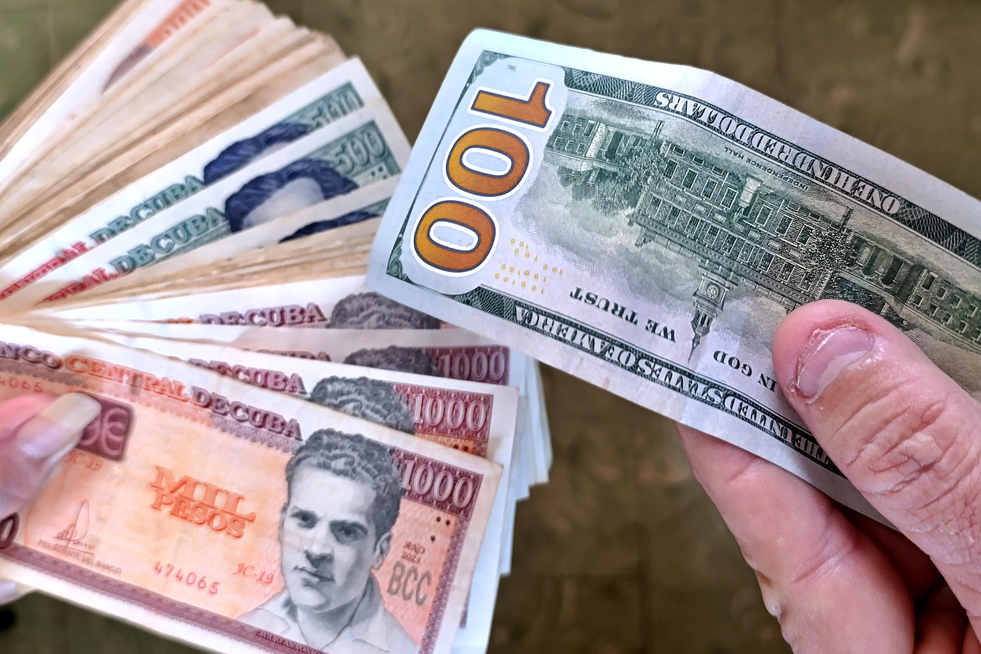 El peso cubano cae en el mercado informal hasta los 500 por dólar, un mínimo histórico