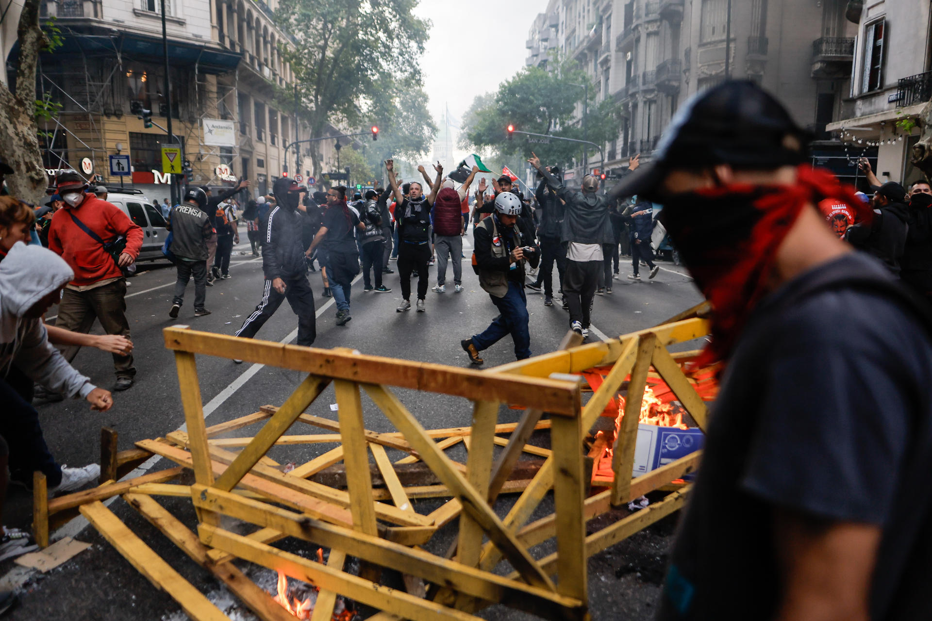 Milei defiende accionar policial en la marcha por los jubilados, eje de denuncias cruzadas