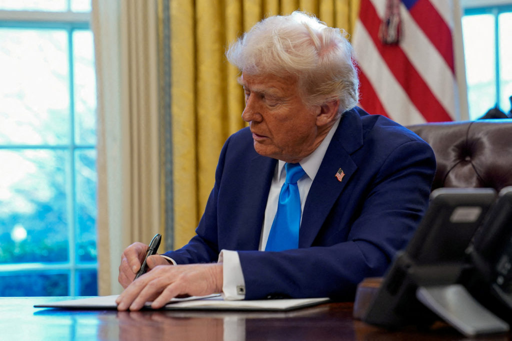Trump anuncia aranceles del 25% a cualquier país que compre petróleo a Venezuela