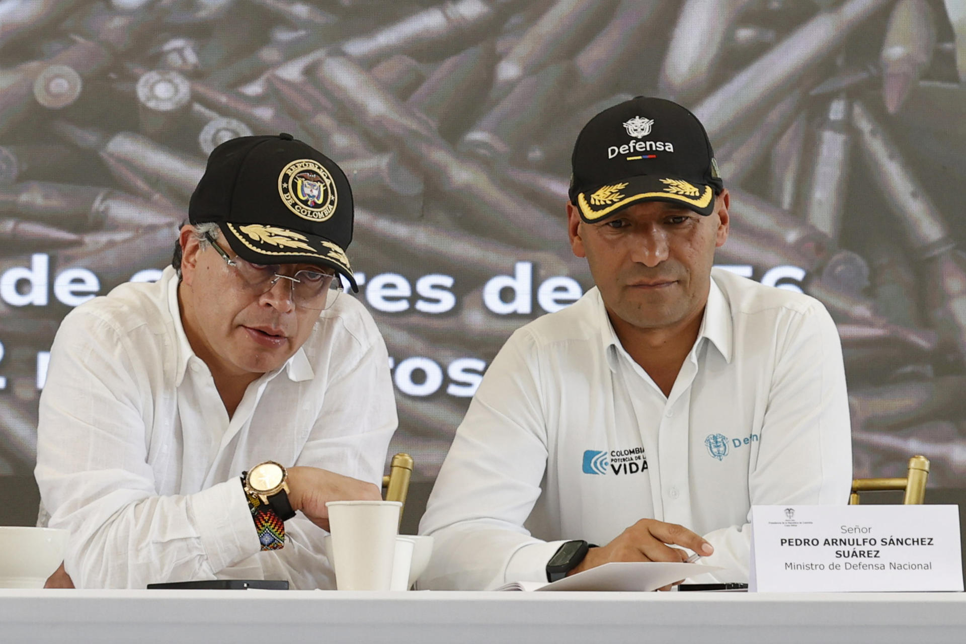 Muerte de menores en bombardeos contra disidencias, una controversia en Gobierno de Petro