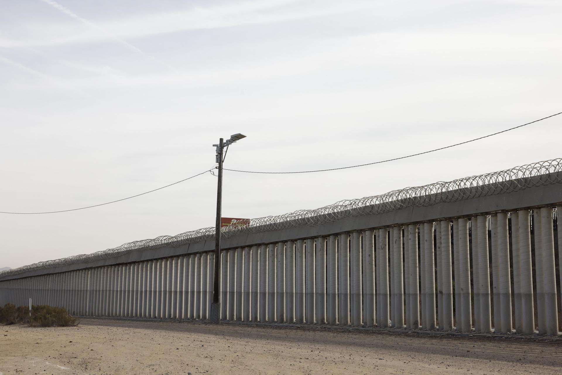 Cruce de inmigrantes en la frontera de EEUU con México baja a mínimos históricos en junio