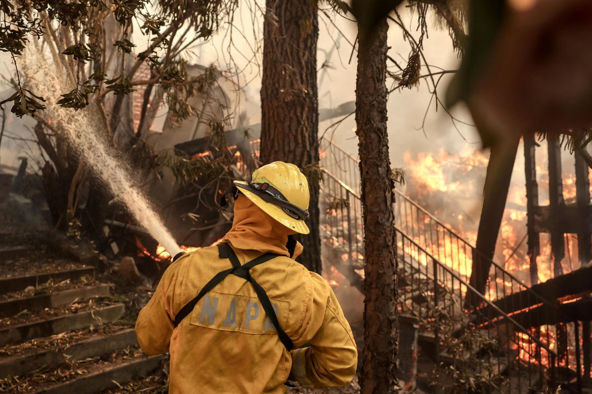 Residentes ignoran órdenes de evacuación en Los Ángeles para tratar de salvar sus casas