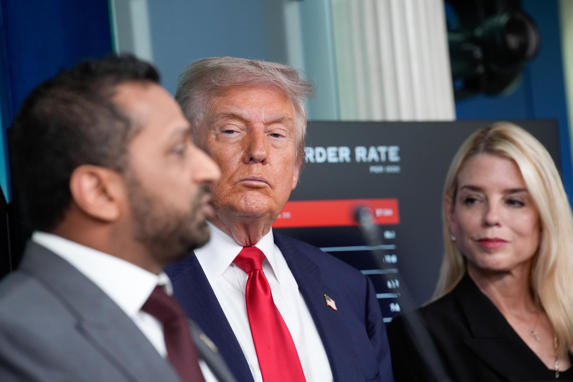 Trump aplaude «el gran trabajo» del jefe del FBI ante críticas por el caso de Charlie Kirk
