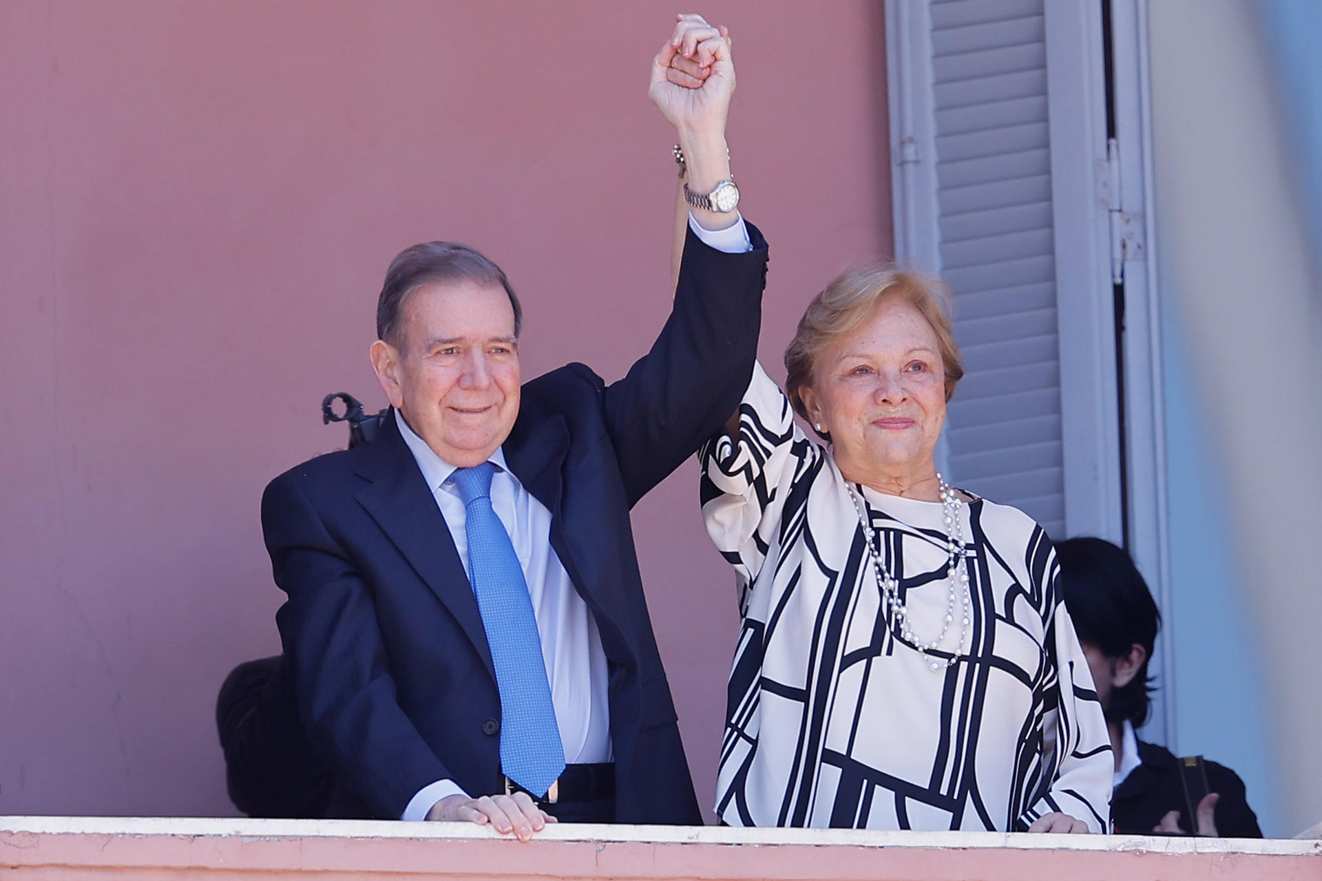 González Urrutia saluda desde Buenos Aires a asilados en la embajada argentina