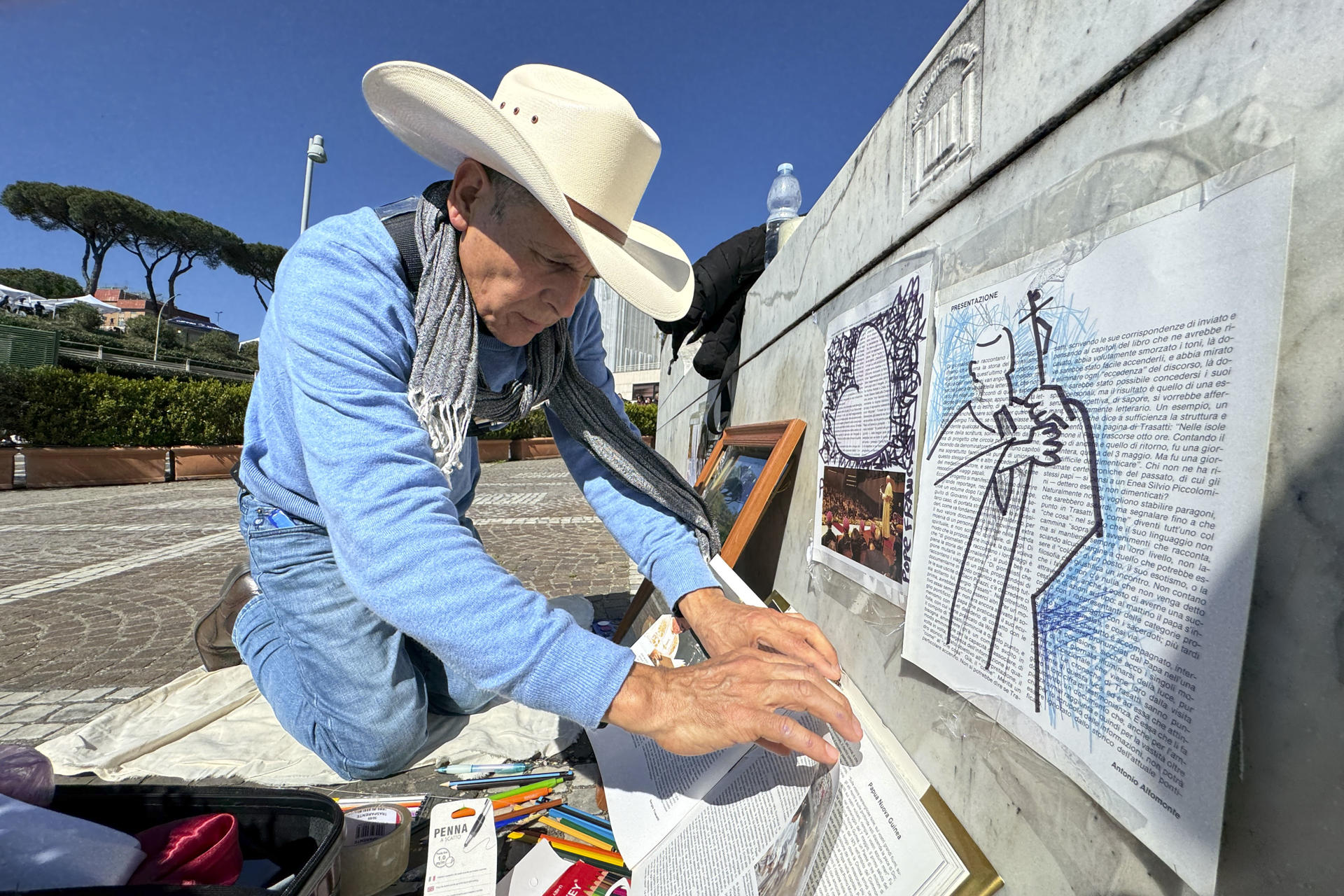 Un artista mexicano apoya al papa con sus dibujos a las puertas del hospital Gemelli