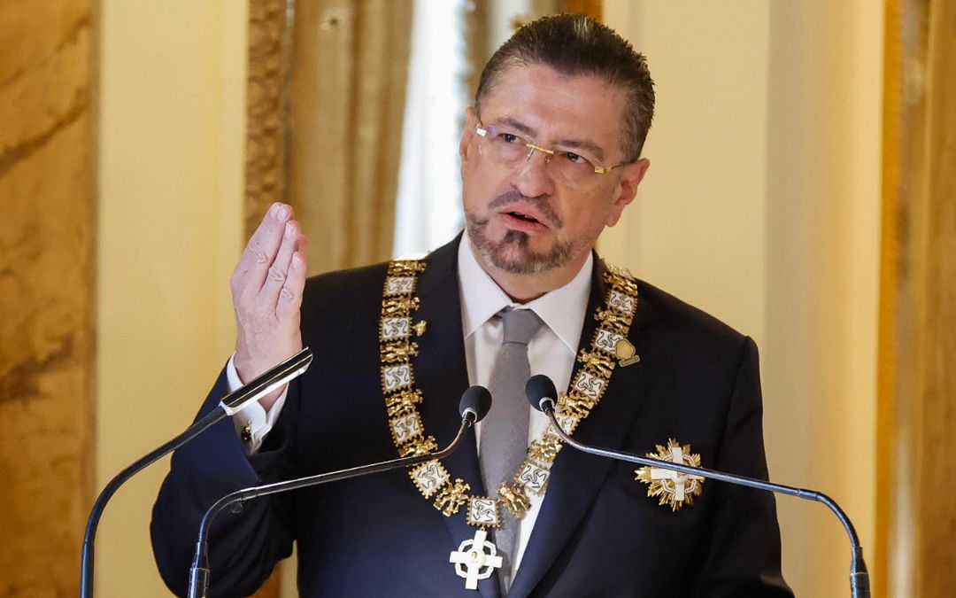 El presidente de Costa Rica habla con Edmundo González y le pide «no aflojar»