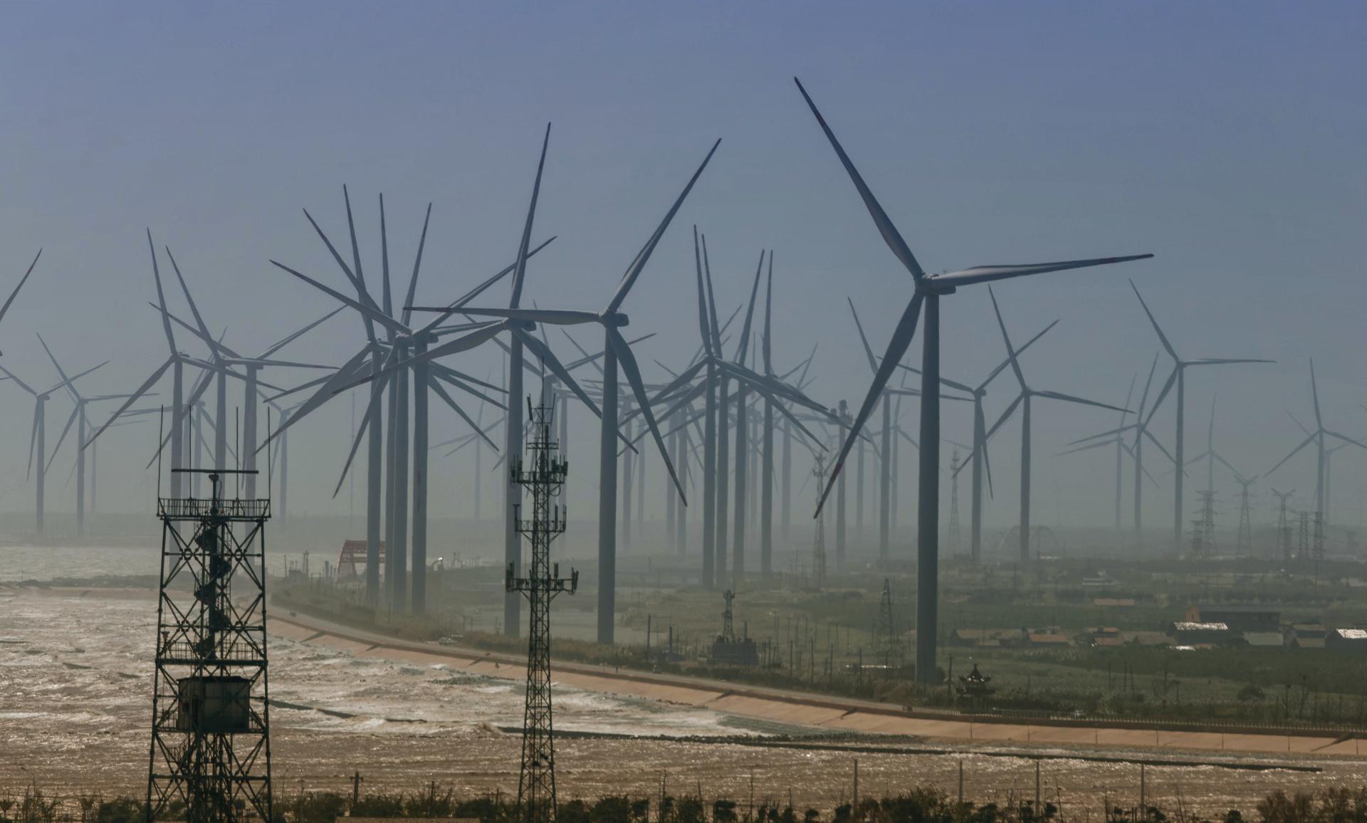 La crisis en Ormuz podría acelerar la transición energética en China, según expertos