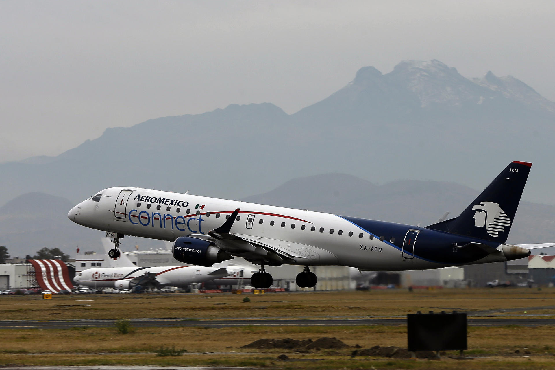 Avión de Aeroméxico que iba a la frontera aterriza de emergencia por humo en la cabina