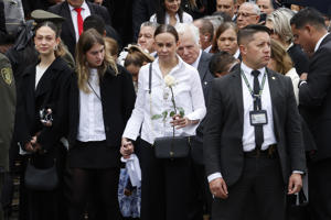 La viuda de Uribe Turbay se solidariza con familias de policías asesinados en atentados