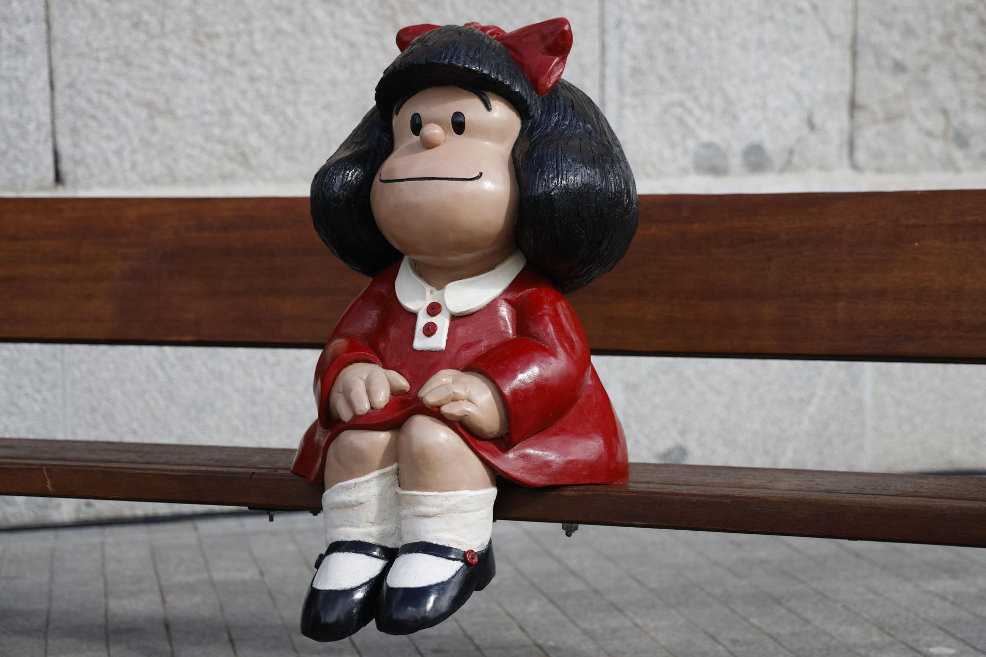 Una escultura de Mafalda en Madrid recuerda que Quino «fue feliz» en la capital española