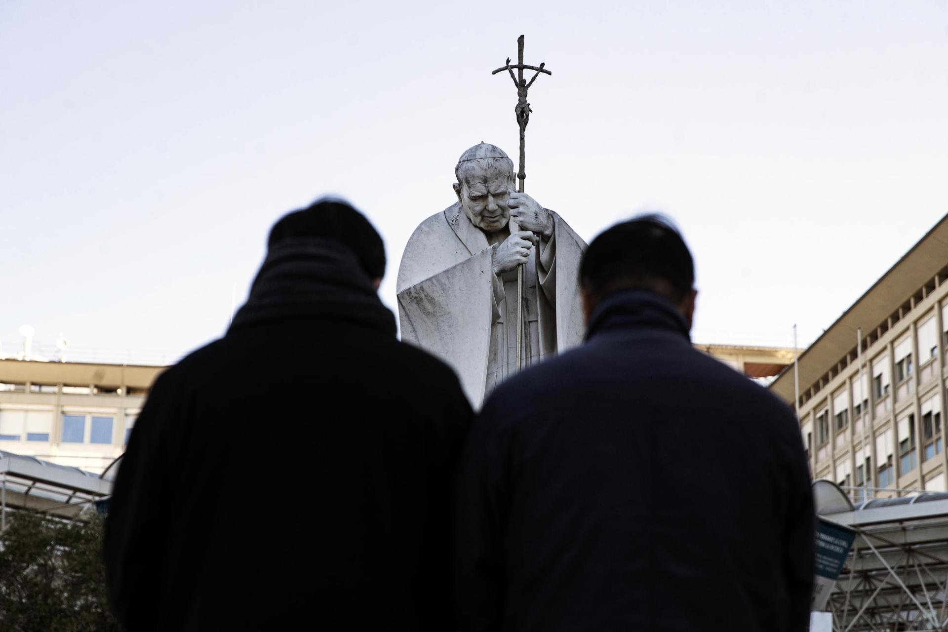 El papa continúa la fisioterapia respiratoria y se le ha retirado la ventilación mecánica