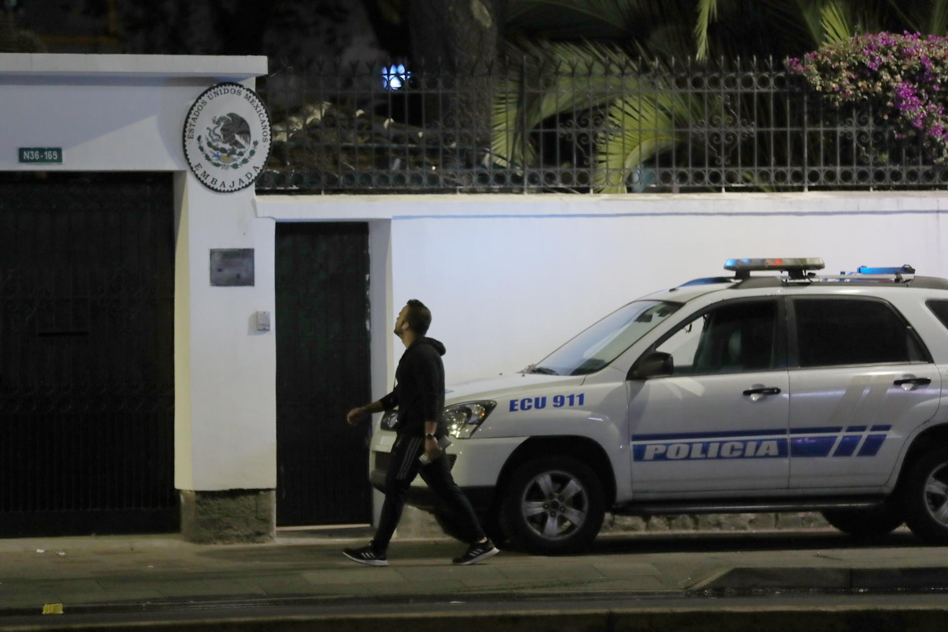 Ecuador mantiene vigilancia policial en la Embajada de México donde está exvicepresidente
