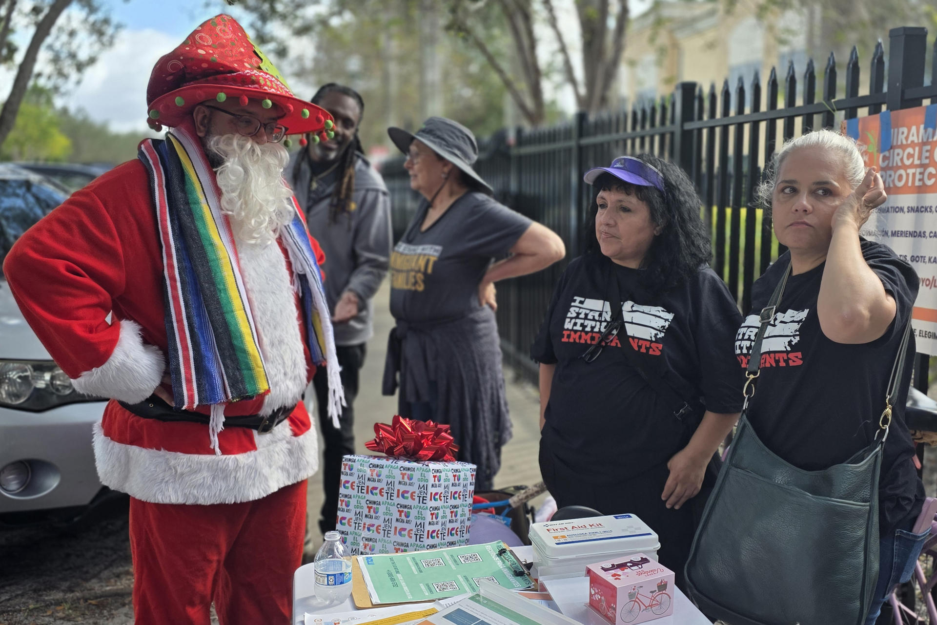 Activistas honran con una vigilia frente a un centro del ICE el Día del Migrante en EE.UU.