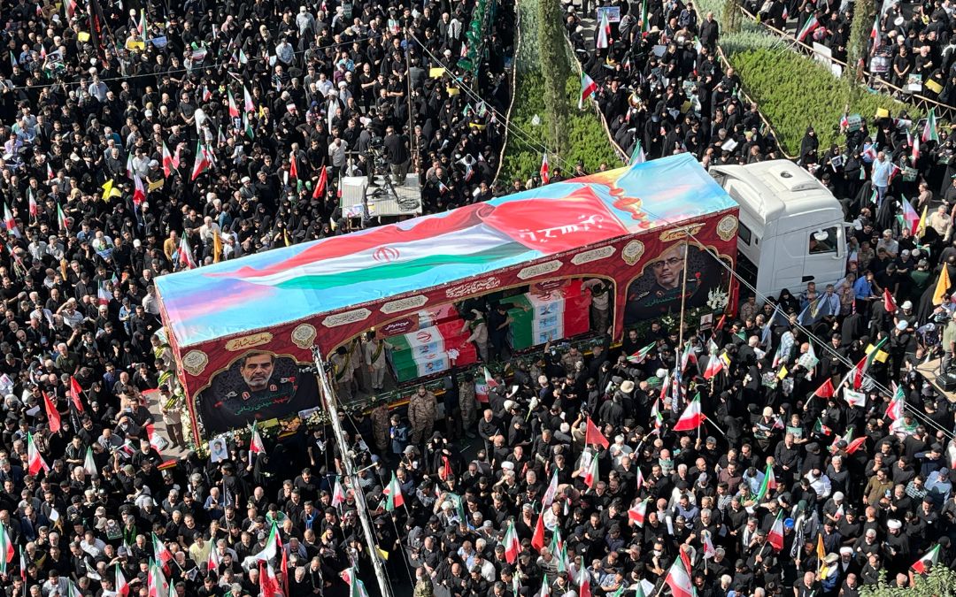 Irán celebra un multitudinario funeral de militares y científicos muertos en la guerra
