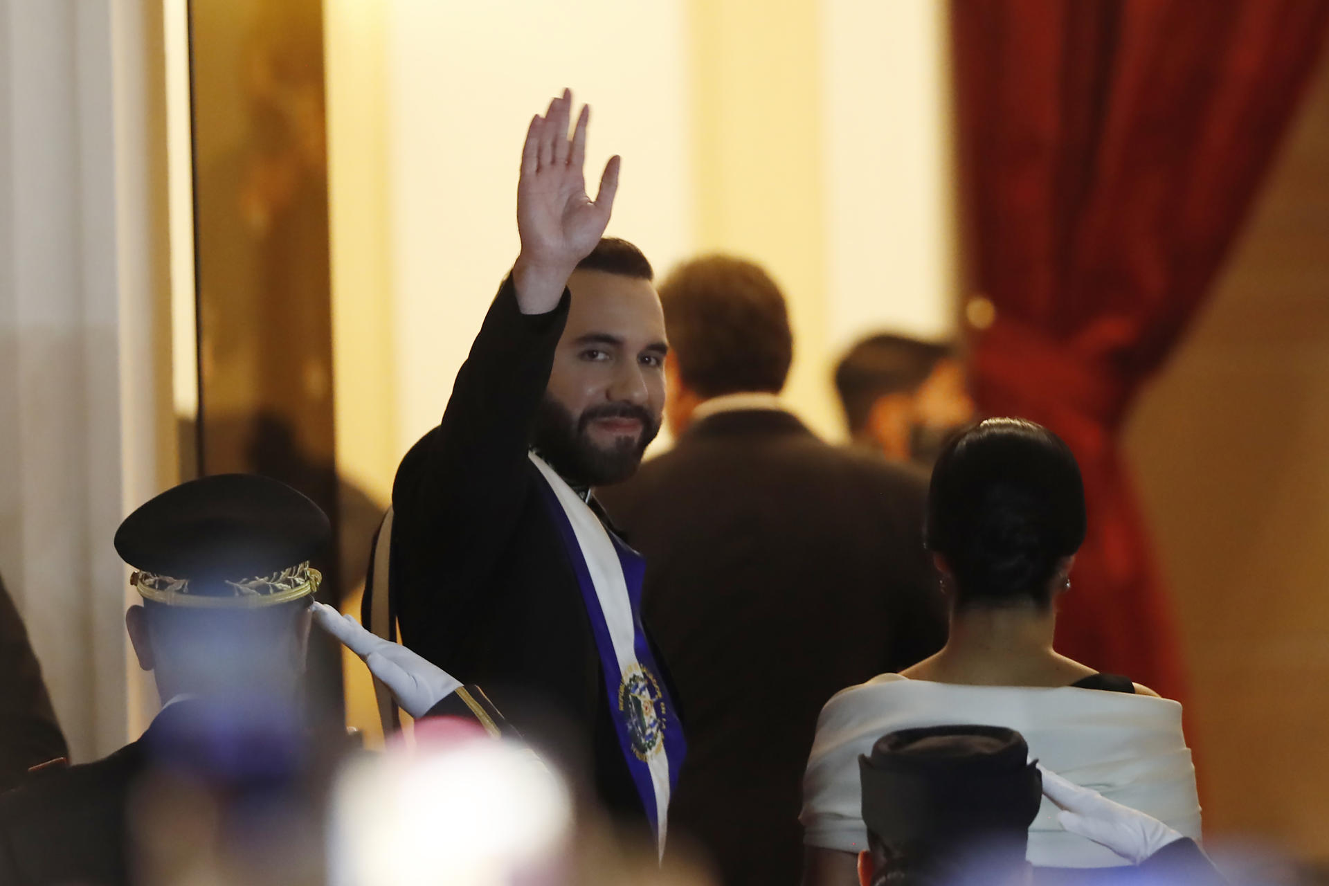 Bukele defiende ley que grava con un impuesto del 30 % a donaciones a ONG en El Salvador