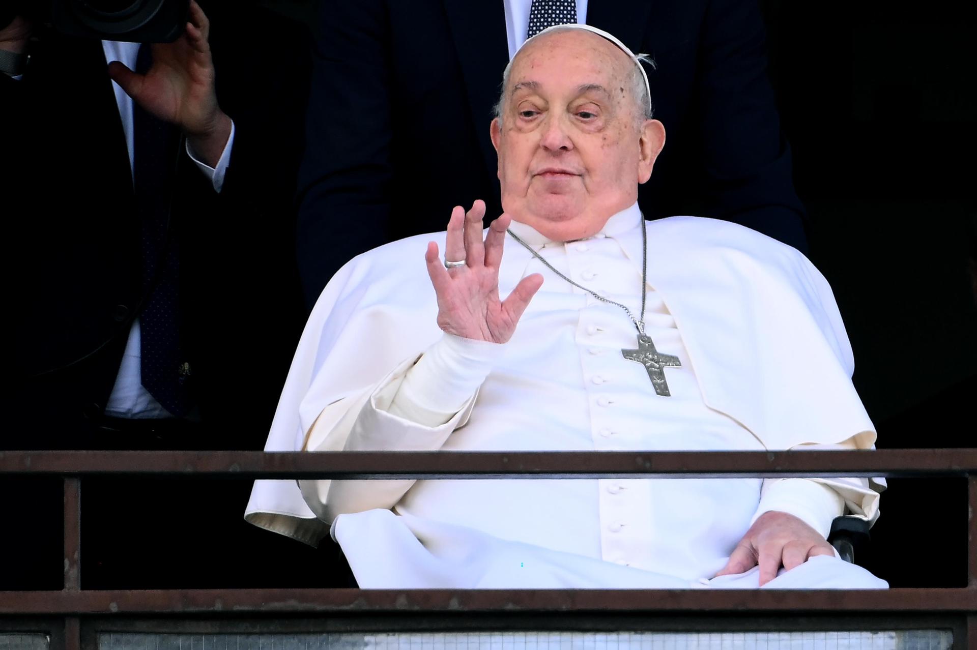 El papa continúa mejorando en su capacidad de hablar y trabaja sentado en su escritorio