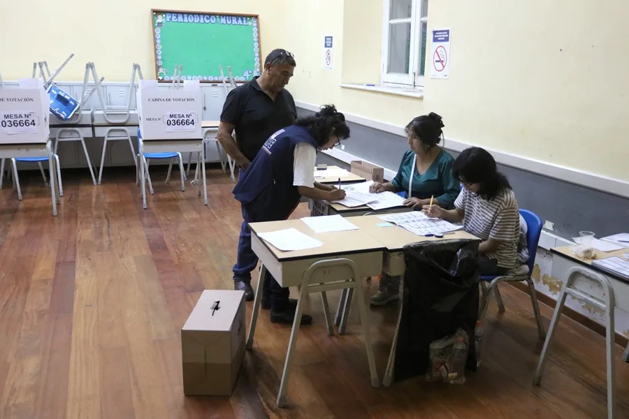 Al 53 % del escrutinio en Perú, un candidato presidencial muerto recibe más de 6.400 votos